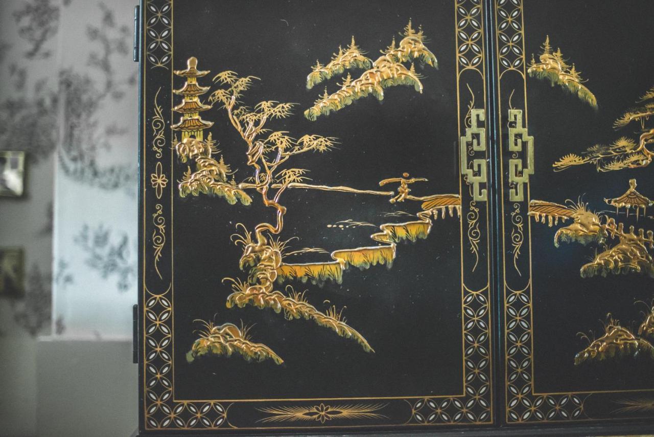 Bed and Breakfast Jeakes House Rye Esterno foto Detail of a lacquerware cabinet