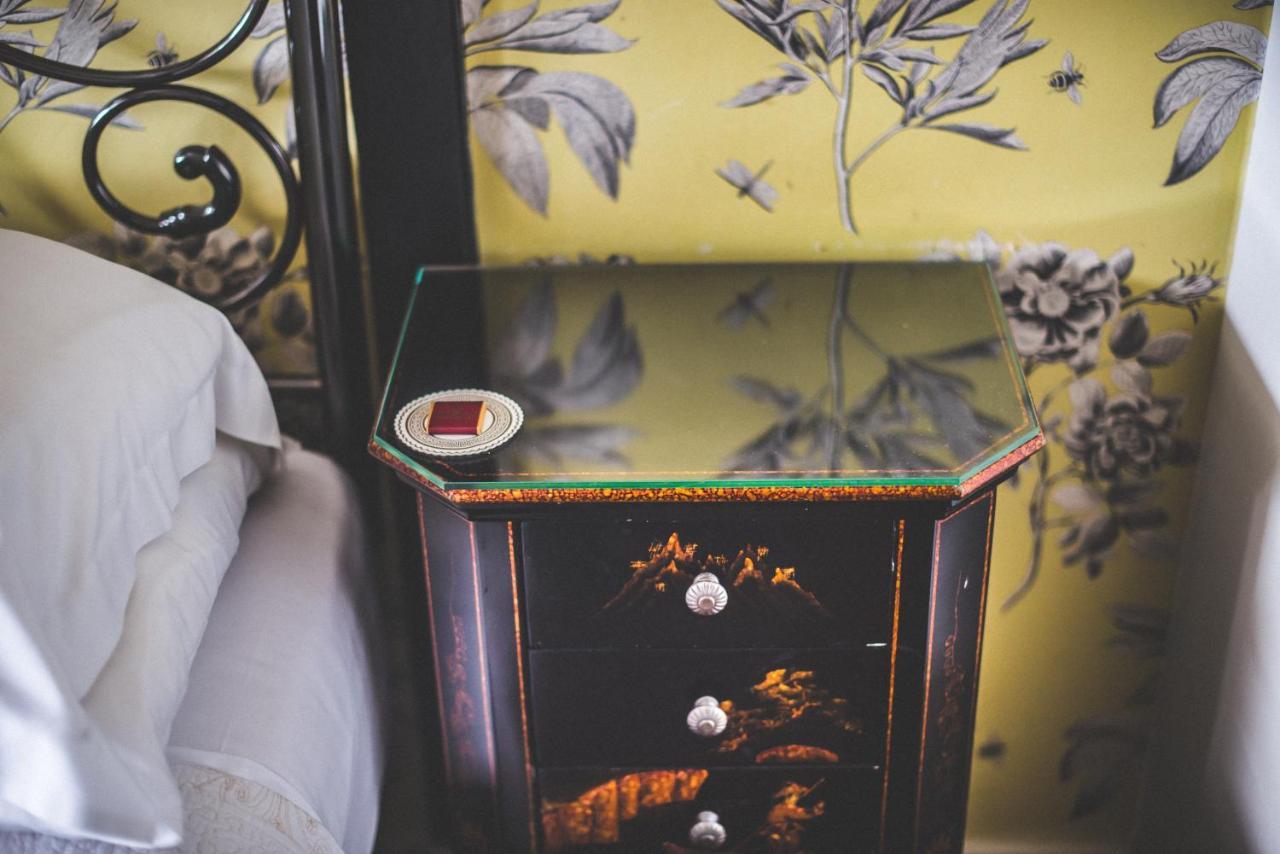 Bed and Breakfast Jeakes House Rye Esterno foto A bedside table
