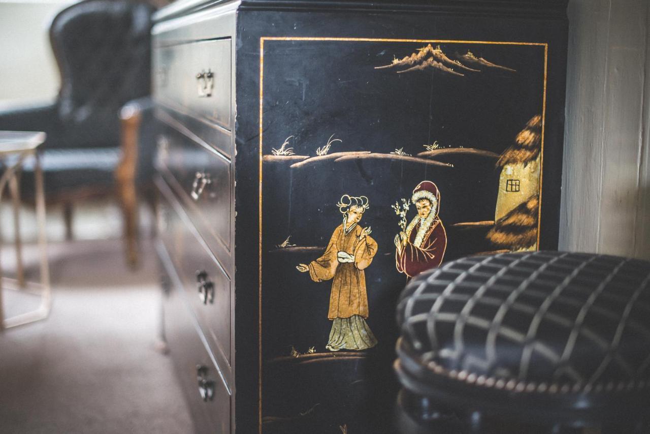 Bed and Breakfast Jeakes House Rye Esterno foto A Chinese-style cabinet