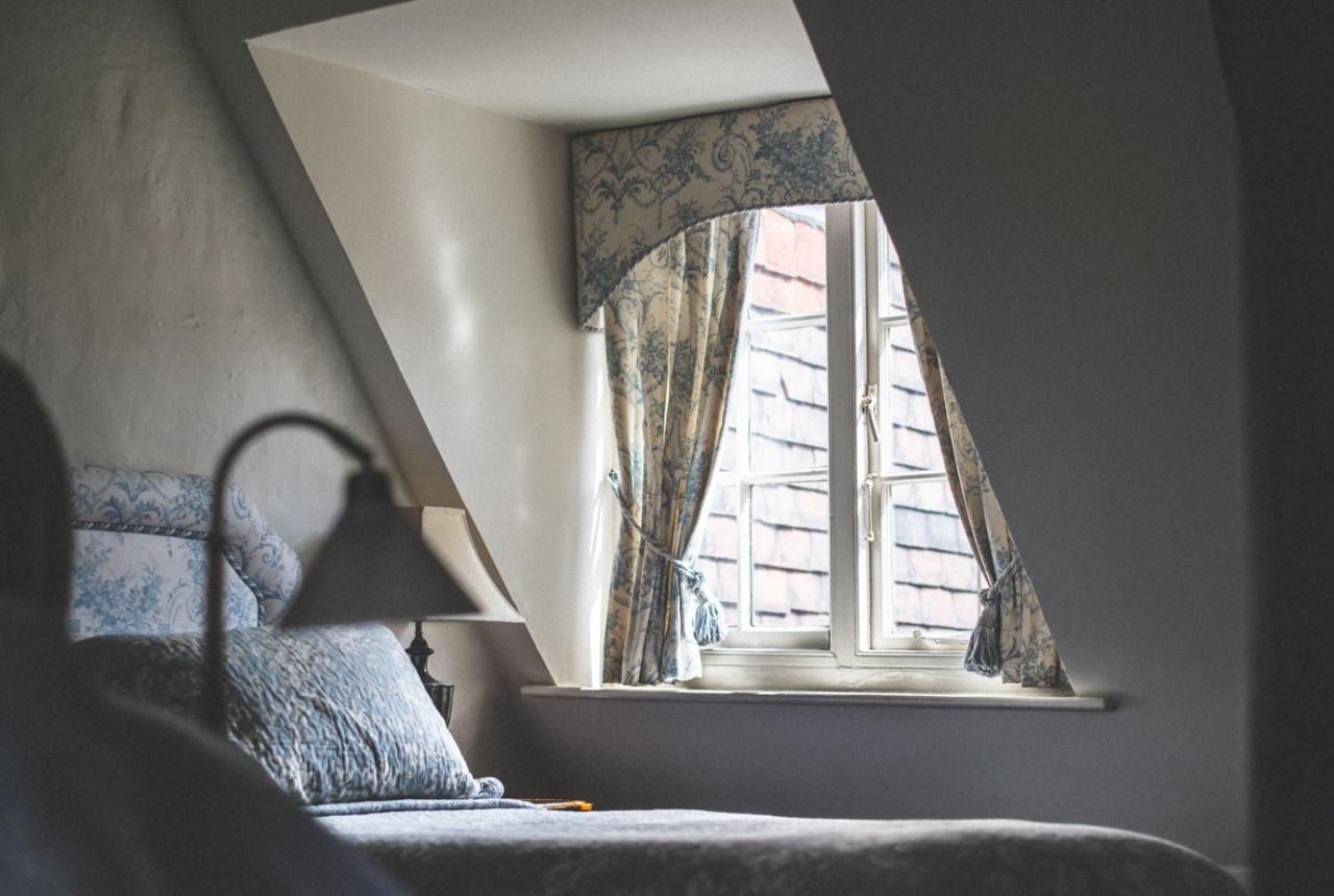 Bed and Breakfast Jeakes House Rye Esterno foto A window in the bedroom of the house