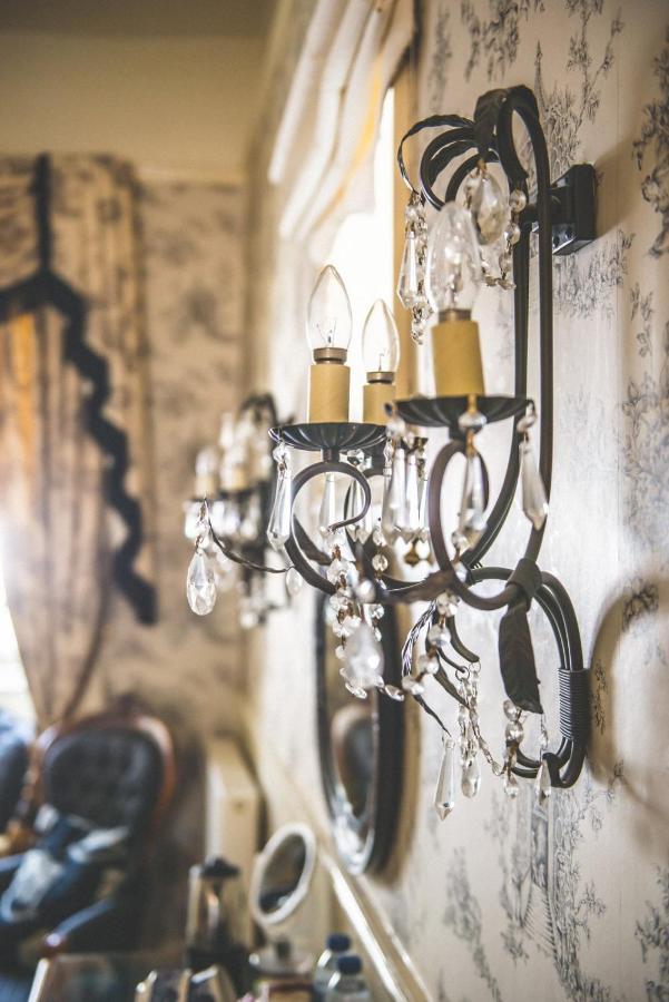 Bed and Breakfast Jeakes House Rye Esterno foto A wall light