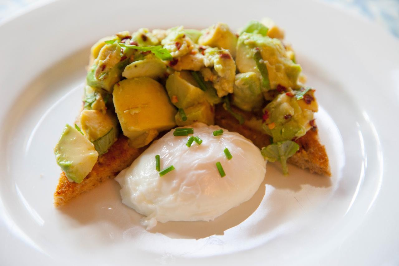 Bed and Breakfast Jeakes House Rye Esterno foto Avocado on toast with a poached egg