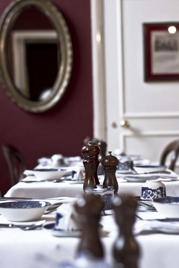 Bed and Breakfast Jeakes House Rye Esterno foto Salt and pepper shakers on a restaurant table